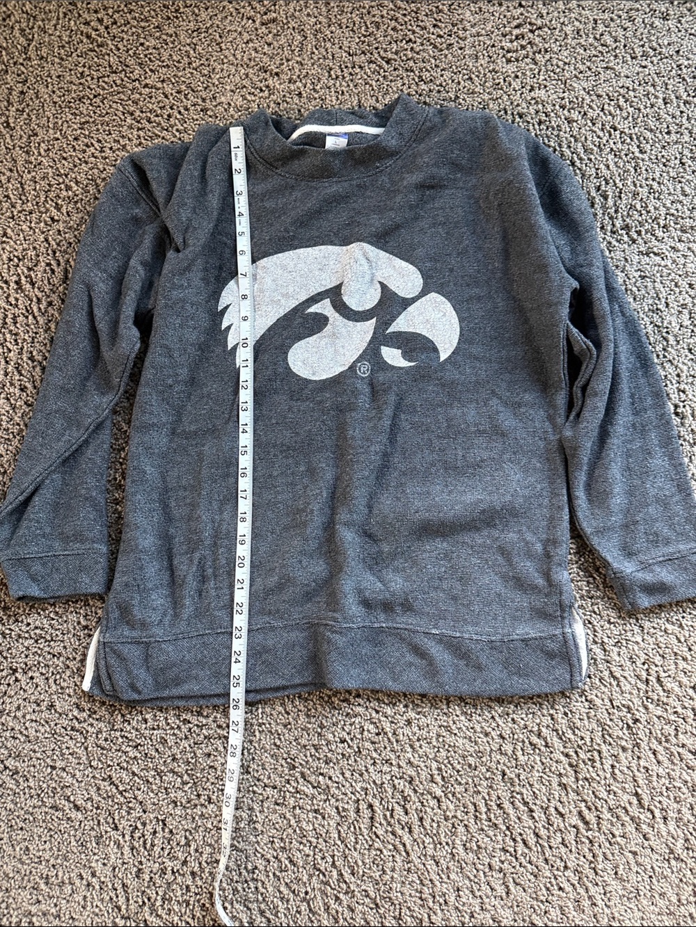 Iowa-Hawkeye (L) Grey CrewneckSweatshirt with University Logo